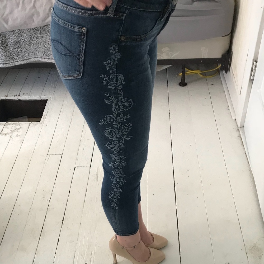 A&F LOW RISE ANKLE EMBROIDERED JEANS